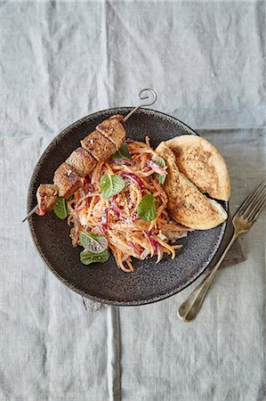 simsearch:630-06724447,k - Carrot salad with a coffee-marinated kebab and unleavened bread (India) Photographie de stock - Premium Libres de Droits, Code: 659-08903033