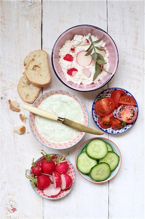 Quark and cream cheese spread with vegetables and bread Stock Photo - Premium Royalty-Free, Code: 659-08903088