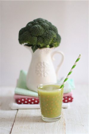 simsearch:659-03533648,k - A green smoothie and broccoli in a porcelain vase Photographie de stock - Premium Libres de Droits, Code: 659-08903094