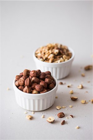 Hazelnuts and walnuts in two white ceramic bowls Foto de stock - Sin royalties Premium, Código: 659-08903095