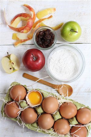 eggbox - Ingredients for apple cake Photographie de stock - Premium Libres de Droits, Code: 659-08903092