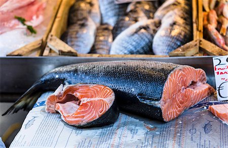 simsearch:659-08903636,k - Fresh salmon at a fish market Foto de stock - Royalty Free Premium, Número: 659-08903109