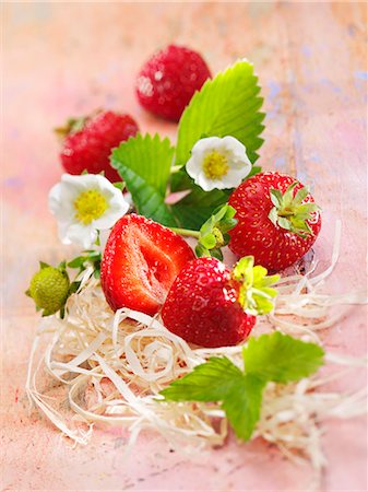 Strawberries with flowers Photographie de stock - Premium Libres de Droits, Code: 659-08903129