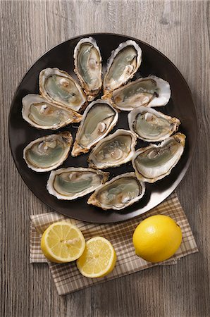 simsearch:659-06153400,k - Fresh oysters and lemon Foto de stock - Sin royalties Premium, Código: 659-08903183