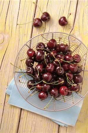 simsearch:659-08903636,k - Fresh cherries in a wire basket Foto de stock - Royalty Free Premium, Número: 659-08903198