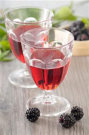 simsearch:659-08903969,k - Two glasses of blackberry liqueur and fresh blackberries Photographie de stock - Premium Libres de Droits, Code: 659-08903209