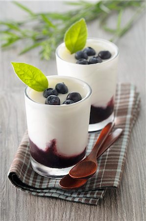 simsearch:659-03531927,k - Yoghurt cream with blueberries Stock Photo - Premium Royalty-Free, Code: 659-08903214