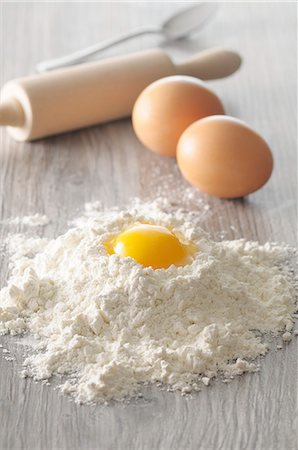 simsearch:659-06373330,k - An egg yolk in a pile of flour with whole eggs and a rolling pin Photographie de stock - Premium Libres de Droits, Code: 659-08903227