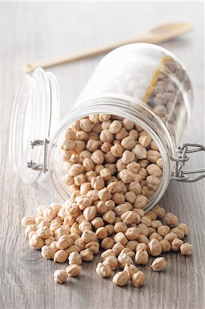 simsearch:659-07739374,k - Chickpeas in an overturned jar Stock Photo - Premium Royalty-Free, Code: 659-08903222