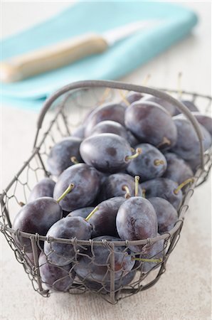 simsearch:659-08903636,k - Damsons in a wire basket Foto de stock - Royalty Free Premium, Número: 659-08903236