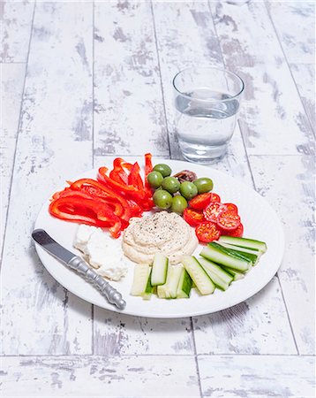 A selection of raw Mediterranean vegetables with a dip Stock Photo - Premium Royalty-Free, Code: 659-08903269