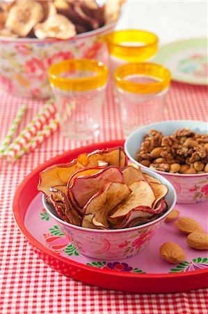 Homemade apple chips as a snack Stockbilder - Premium RF Lizenzfrei, Bildnummer: 659-08903263