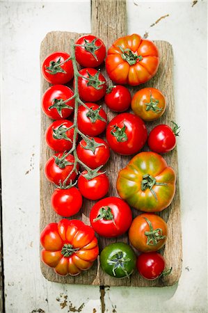 simsearch:659-07739643,k - Various types of tomatoes on a wooden board Photographie de stock - Premium Libres de Droits, Code: 659-08903287