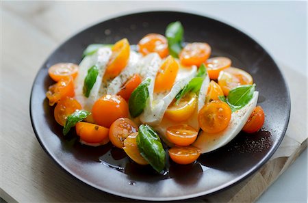 simsearch:659-08905006,k - A salad of orange cocktail tomatoes, mozzarella and basil Foto de stock - Sin royalties Premium, Código: 659-08903298