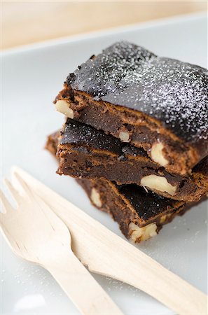 Three brownies with nuts next to wooden cutlery Photographie de stock - Premium Libres de Droits, Code: 659-08903290