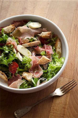 Mixed leaf salad with ham and bread Stockbilder - Premium RF Lizenzfrei, Bildnummer: 659-08903302