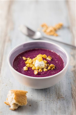 simsearch:659-07610174,k - Red cabbage soup with walnuts Stockbilder - Premium RF Lizenzfrei, Bildnummer: 659-08903331