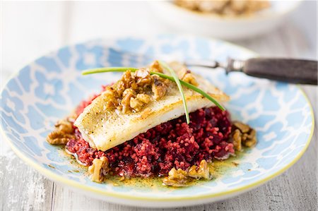 simsearch:659-08903655,k - Zander on a bed of beetroot couscous Photographie de stock - Premium Libres de Droits, Code: 659-08903332