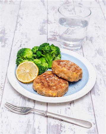 Prawn and sweetcorn fritters with broccoli Photographie de stock - Premium Libres de Droits, Code: 659-08903353
