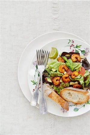simsearch:6102-08521091,k - Mixed leaf salad with prawns, avocado and grapefruit (seen from above) Photographie de stock - Premium Libres de Droits, Code: 659-08903371