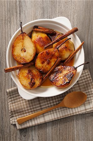 pear dessert - Roasted caramelised pears with cinnamon sticks Stock Photo - Premium Royalty-Free, Code: 659-08903387