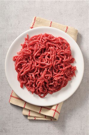 simsearch:659-06184110,k - Fresh minced meat on a plate (seen from above) Photographie de stock - Premium Libres de Droits, Code: 659-08903388