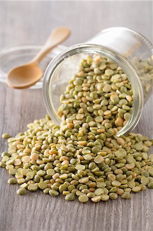 simsearch:659-07739374,k - Split peas falling from an overturned jar Stock Photo - Premium Royalty-Free, Code: 659-08903397