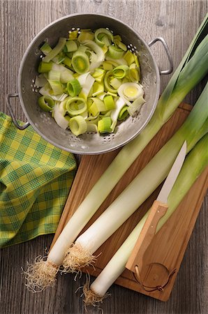 simsearch:659-08902786,k - Whole leeks on a chopping board and sliced leeks in a colander Stock Photo - Premium Royalty-Free, Code: 659-08903392
