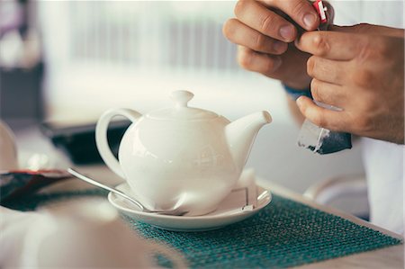 simsearch:659-03533716,k - A white teapot in a restaurant Stock Photo - Premium Royalty-Free, Code: 659-08903407