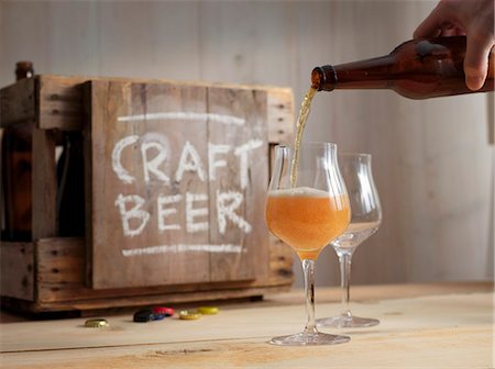 simsearch:824-03722355,k - A craft beer tasting session with IPA (Indian Pale Ale) Stockbilder - Premium RF Lizenzfrei, Bildnummer: 659-08903413