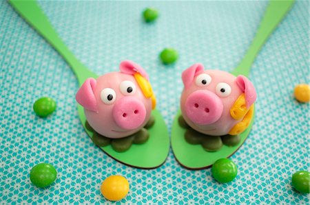 simsearch:659-08904500,k - Pink marzipan pigs for New Year's Eve Fotografie stock - Premium Royalty-Free, Codice: 659-08903444