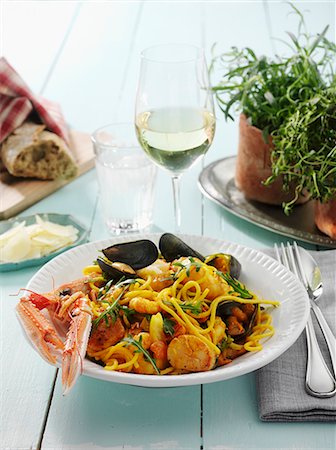 simsearch:872-08915043,k - Spaghetti with seafood and rocket Photographie de stock - Premium Libres de Droits, Code: 659-08903468