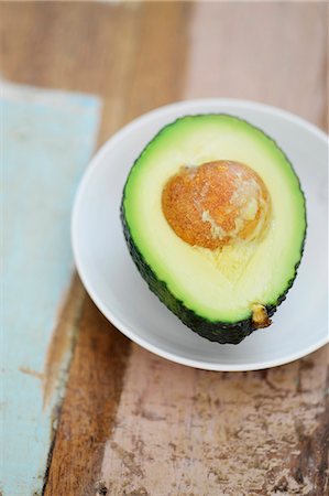 Half an avocado on a plate Stock Photo - Premium Royalty-Free, Code: 659-08903501
