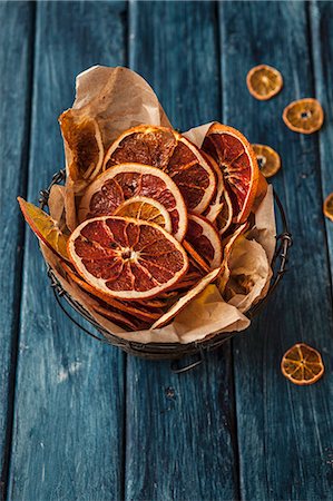 fruit winter basket - Dried orange slices in a wire basket Stock Photo - Premium Royalty-Free, Code: 659-08903533