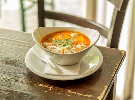 simsearch:659-08418752,k - Spicy coconut milk soup with coriander, tomatoes, mushrooms and lemongrass Stockbilder - Premium RF Lizenzfrei, Bildnummer: 659-08903555