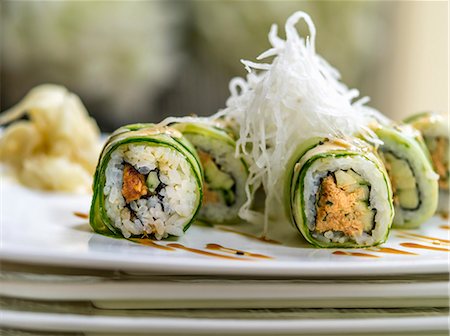 sushi - Cucumber maki with fried rice noodles Photographie de stock - Premium Libres de Droits, Code: 659-08903570