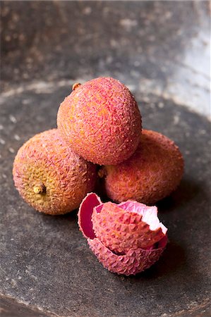 Lychees in a grey stone bowl Foto de stock - Sin royalties Premium, Código: 659-08903613