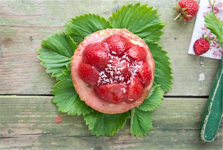 strawberry tartlet - A strawberry tart with coconut sprinkles (seen from above) Stock Photo - Premium Royalty-Free, Code: 659-08903625