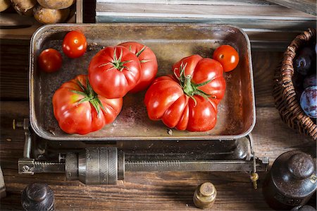 simsearch:659-08903636,k - Fresh tomatoes are an old pair of kitchen scales Foto de stock - Royalty Free Premium, Número: 659-08903637