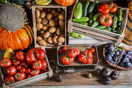 pickling gherkin - Crates of fresh fruit and vegetables Stock Photo - Premium Royalty-Free, Code: 659-08903638