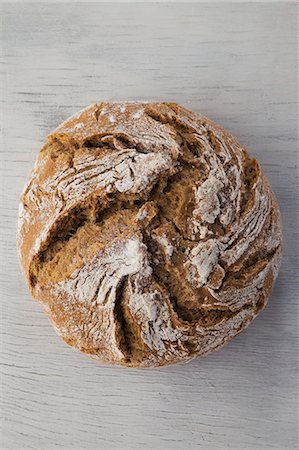 simsearch:659-08905164,k - A loaf of country bread (seen from above) Photographie de stock - Premium Libres de Droits, Code: 659-08903647