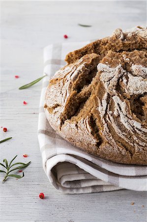 simsearch:659-08905164,k - Country bread on a linen cloth with rosemary and pink peppercorns Photographie de stock - Premium Libres de Droits, Code: 659-08903649