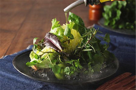 pouring - Olive oil being poured over iceberg lettuce Photographie de stock - Premium Libres de Droits, Code: 659-08903655