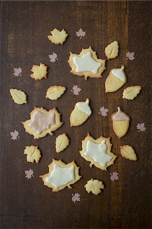 frosted cookies top view - Leaf-shaped maple syrup biscuits Stock Photo - Premium Royalty-Free, Code: 659-08903653