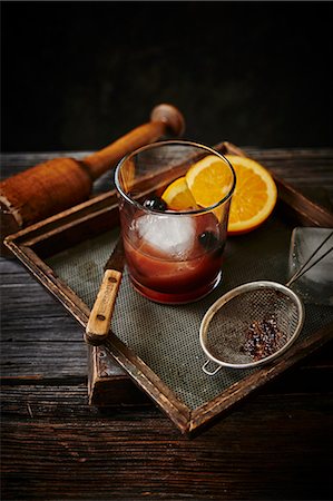 single cocktail - An Old Fashioned cocktail with oranges and cherries Photographie de stock - Premium Libres de Droits, Code: 659-08903699