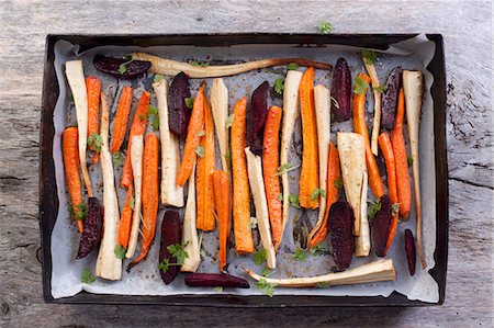 simsearch:659-06151937,k - Roasted root vegetables and beetroot on a baking tray (seen from above) Stock Photo - Premium Royalty-Free, Code: 659-08903706