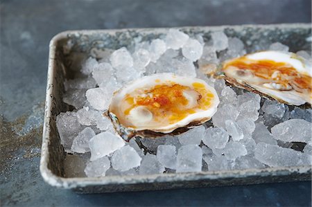 simsearch:659-03522995,k - Raw oysters on ice with Mignonette sauce Photographie de stock - Premium Libres de Droits, Code: 659-08903703