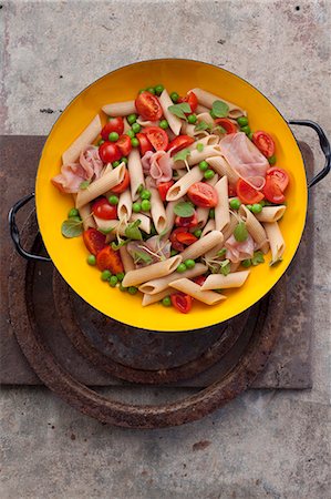 simsearch:659-08904671,k - Pasta salad with penne, tomatoes, peas and ham Stock Photo - Premium Royalty-Free, Code: 659-08903725