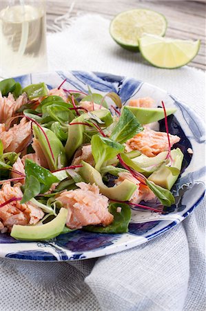 simsearch:659-08903655,k - Salmon salad with avocado, lamb's lettuce and beetroot sprouts Photographie de stock - Premium Libres de Droits, Code: 659-08903727