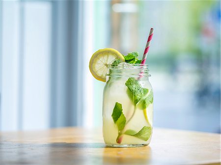 simsearch:659-08896093,k - Homemade lemonade in a restaurant Foto de stock - Sin royalties Premium, Código: 659-08903741
